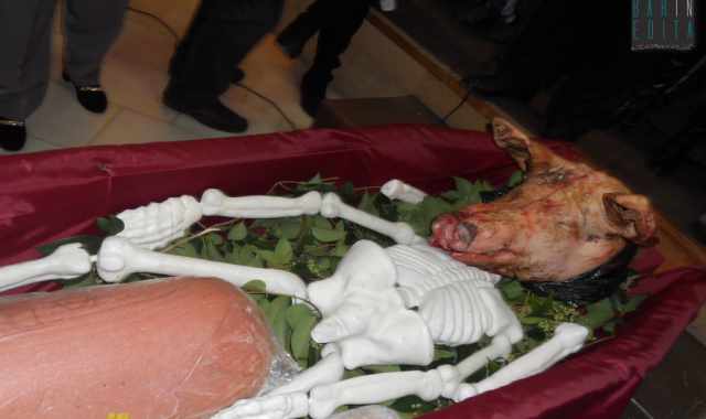 Bari, una bara con dentro una testa di maiale: si festeggia cos nella chiesa di San Ciro